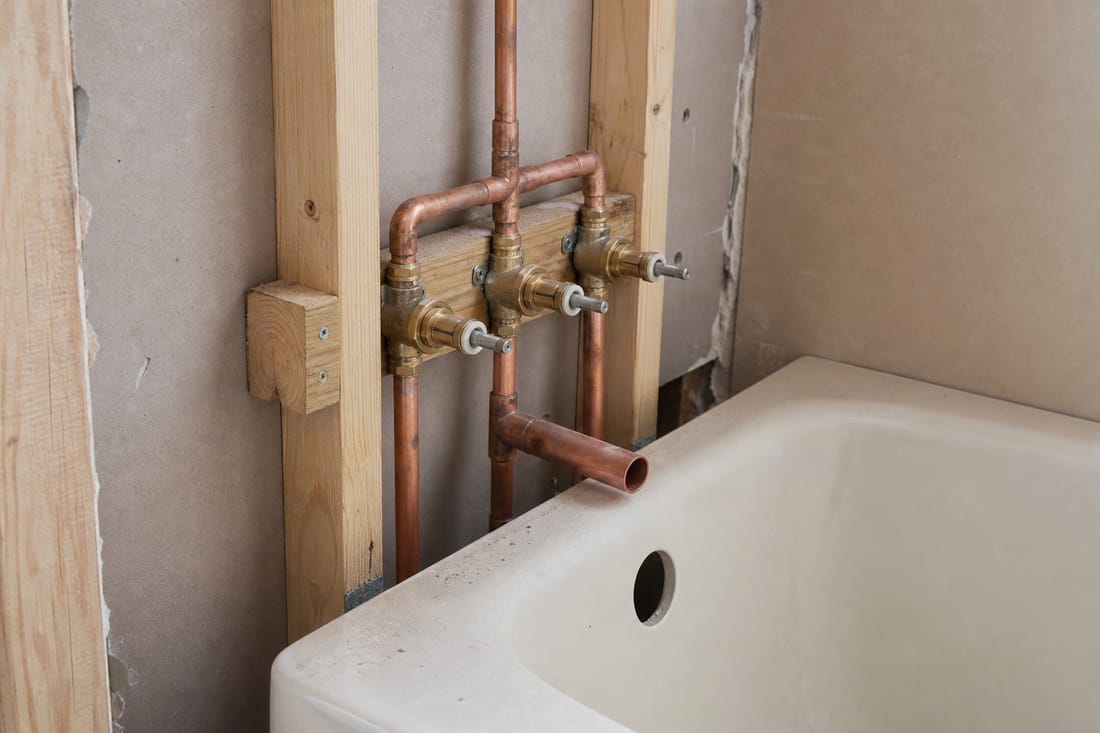 Beispiel: Sanitäranschlüsse an einer Badewanne während der Installation